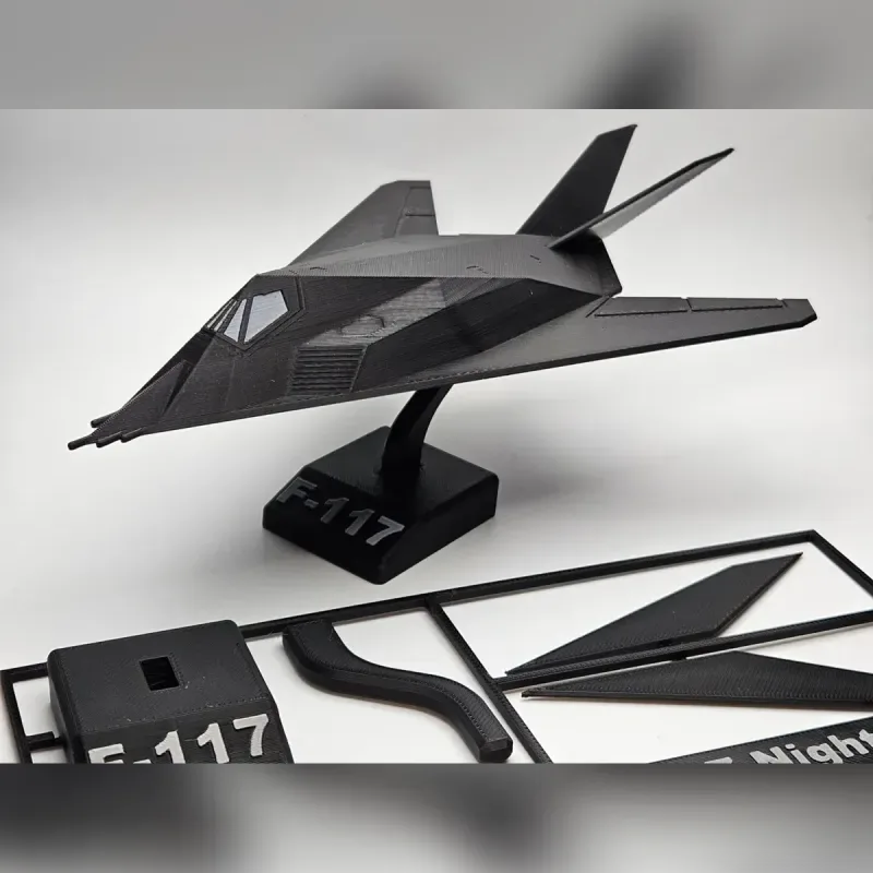 ماکت ساختنی جنگنده اف ۱۱۷ نایت هاوک F-117 با پایه کیت کارت، نمای ۱